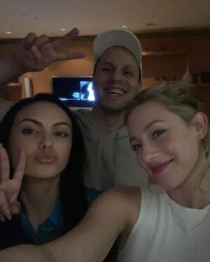 Lili Reinhart Instagram - Frands⛄️