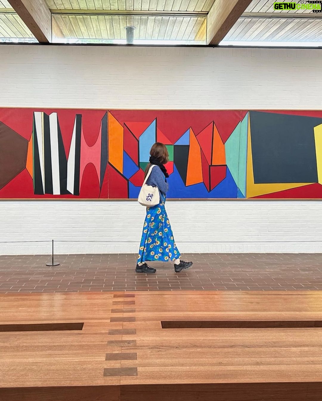 Lily Collins Instagram - Museum meandering in one of my favorite places…