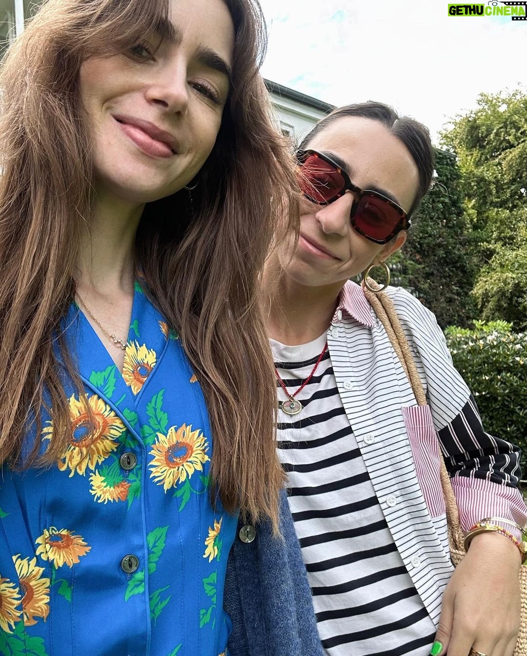 Lily Collins Instagram - Museum meandering in one of my favorite places…