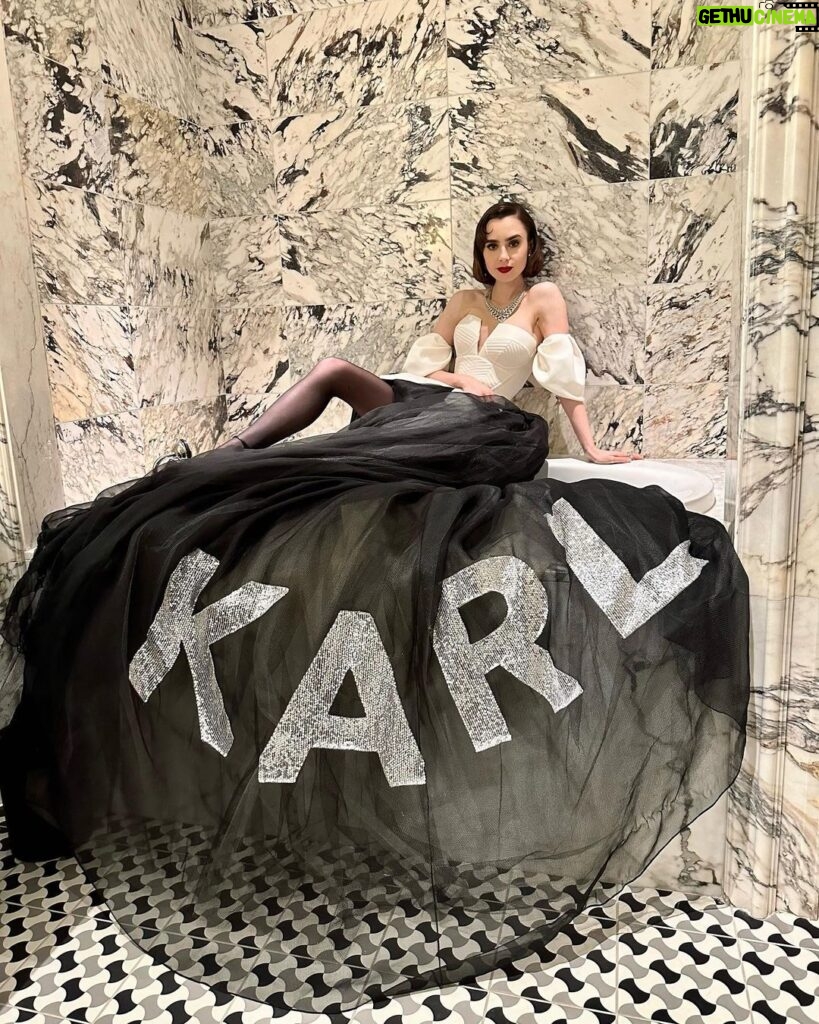 Lily Collins Instagram - Tradition called… The Carlyle