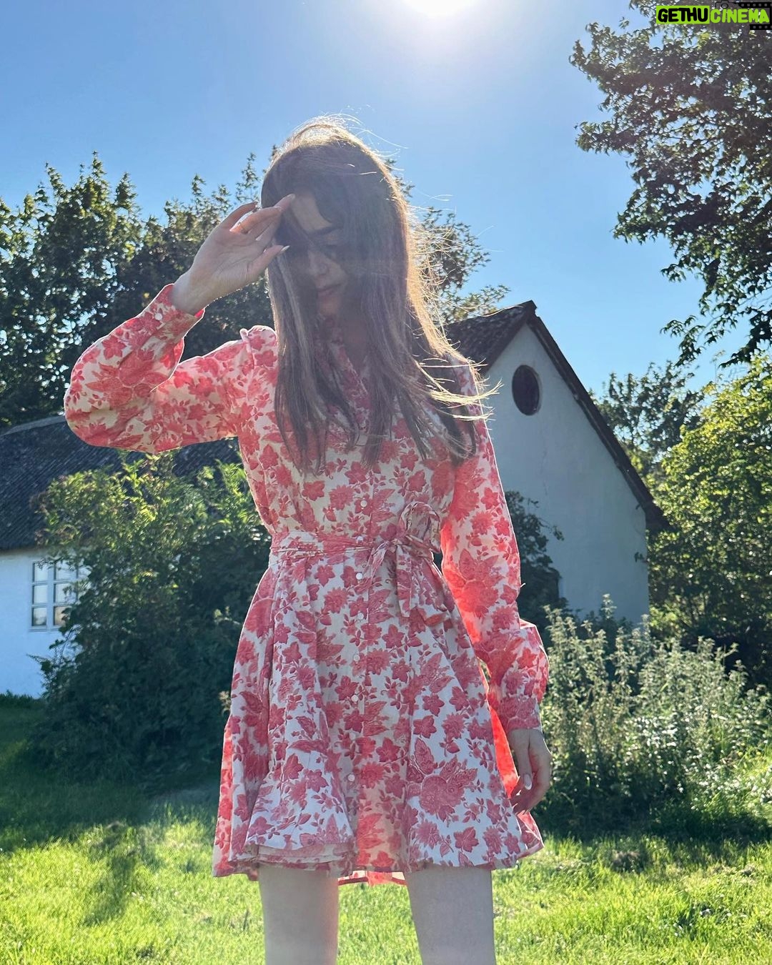 Lily Collins Instagram - Closing out summer celebrating @charliemcdowell with the most gorgeous day, incredible food, and the best of company. Couldn’t think of a more special weekend at a more magical place…