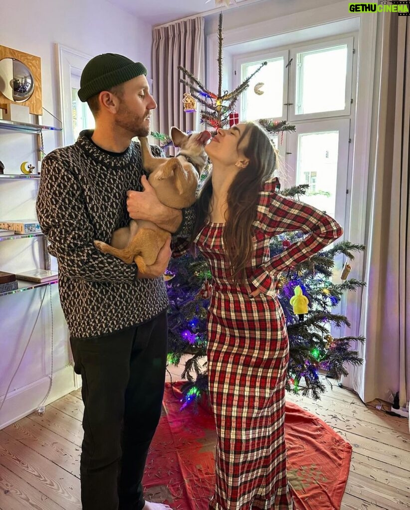 Lily Collins Instagram - The process of getting our holiday photo involves lots of @redforddog kisses (plus a cute cozy sweater) and we’re not complaining. Merry Christmas, everyone! From our lil family to yours…