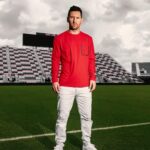 Lionel Messi Instagram - @Themessistore is in the gift giving spirit this holiday season! Get a free wallet with your purchase. What are you waiting for? For more information, visit themessistore.com ¡El espíritu festivo llegó con regalos de The Messi Store! Conseguí una billetera gratis con tu compra ¿Qué estás esperando? Podés encontrar más información en themessistore.com