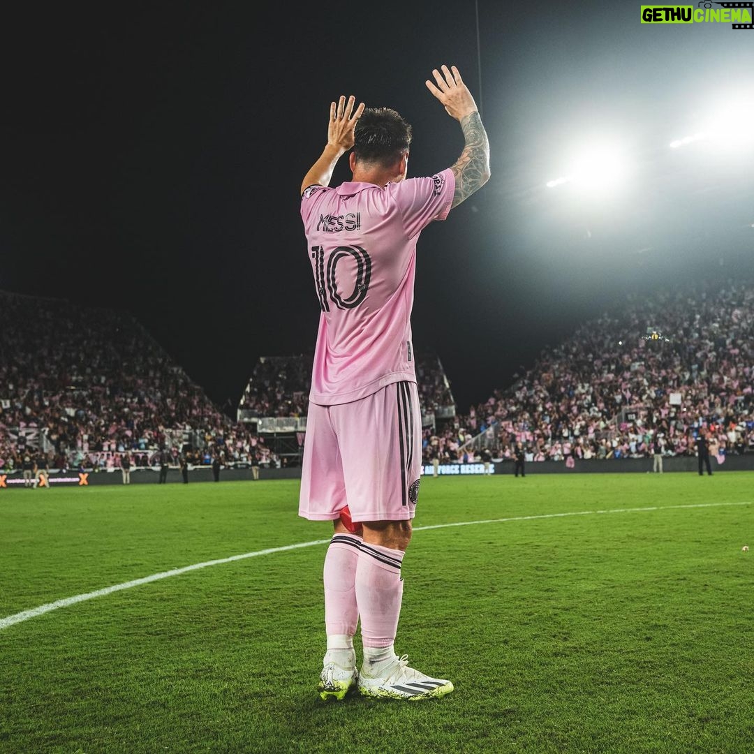 Lionel Messi Instagram - Estoy orgulloso de todo lo que el equipo logró esta temporada. Con el trabajo y el esfuerzo de todos, fuimos capaces de ganar la @leaguescup consiguiendo el primer título en la historia del @intermiamicf, llegamos a la final de la Lamar Hunt U.S. @opencup y estuvimos incluso peleando por meternos en los Playoffs de la @mls prácticamente hasta el último momento. Nos quedamos con todo lo bueno y sobre todo con las ganas de mejorar para ser aún más competitivos el próximo año. Me gustaría agradecer a toda la gente del club y de la ciudad de Miami por el apoyo que nos dan siempre. Estoy seguro que seguiremos viviendo juntos momentos increíbles como ya ocurrió en estos últimos meses. Un abrazo para todos! Miami, Florida