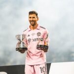 Lionel Messi Instagram - Estoy orgulloso de todo lo que el equipo logró esta temporada. Con el trabajo y el esfuerzo de todos, fuimos capaces de ganar la @leaguescup consiguiendo el primer título en la historia del @intermiamicf, llegamos a la final de la Lamar Hunt U.S. @opencup y estuvimos incluso peleando por meternos en los Playoffs de la @mls prácticamente hasta el último momento. Nos quedamos con todo lo bueno y sobre todo con las ganas de mejorar para ser aún más competitivos el próximo año. Me gustaría agradecer a toda la gente del club y de la ciudad de Miami por el apoyo que nos dan siempre. Estoy seguro que seguiremos viviendo juntos momentos increíbles como ya ocurrió en estos últimos meses. Un abrazo para todos! Miami, Florida
