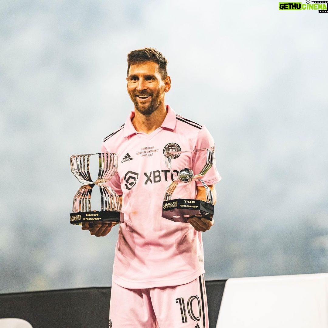 Lionel Messi Instagram - Estoy orgulloso de todo lo que el equipo logró esta temporada. Con el trabajo y el esfuerzo de todos, fuimos capaces de ganar la @leaguescup consiguiendo el primer título en la historia del @intermiamicf, llegamos a la final de la Lamar Hunt U.S. @opencup y estuvimos incluso peleando por meternos en los Playoffs de la @mls prácticamente hasta el último momento. Nos quedamos con todo lo bueno y sobre todo con las ganas de mejorar para ser aún más competitivos el próximo año. Me gustaría agradecer a toda la gente del club y de la ciudad de Miami por el apoyo que nos dan siempre. Estoy seguro que seguiremos viviendo juntos momentos increíbles como ya ocurrió en estos últimos meses. Un abrazo para todos! Miami, Florida