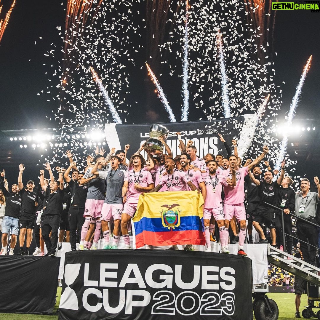Lionel Messi Instagram - Estoy orgulloso de todo lo que el equipo logró esta temporada. Con el trabajo y el esfuerzo de todos, fuimos capaces de ganar la @leaguescup consiguiendo el primer título en la historia del @intermiamicf, llegamos a la final de la Lamar Hunt U.S. @opencup y estuvimos incluso peleando por meternos en los Playoffs de la @mls prácticamente hasta el último momento. Nos quedamos con todo lo bueno y sobre todo con las ganas de mejorar para ser aún más competitivos el próximo año. Me gustaría agradecer a toda la gente del club y de la ciudad de Miami por el apoyo que nos dan siempre. Estoy seguro que seguiremos viviendo juntos momentos increíbles como ya ocurrió en estos últimos meses. Un abrazo para todos! Miami, Florida