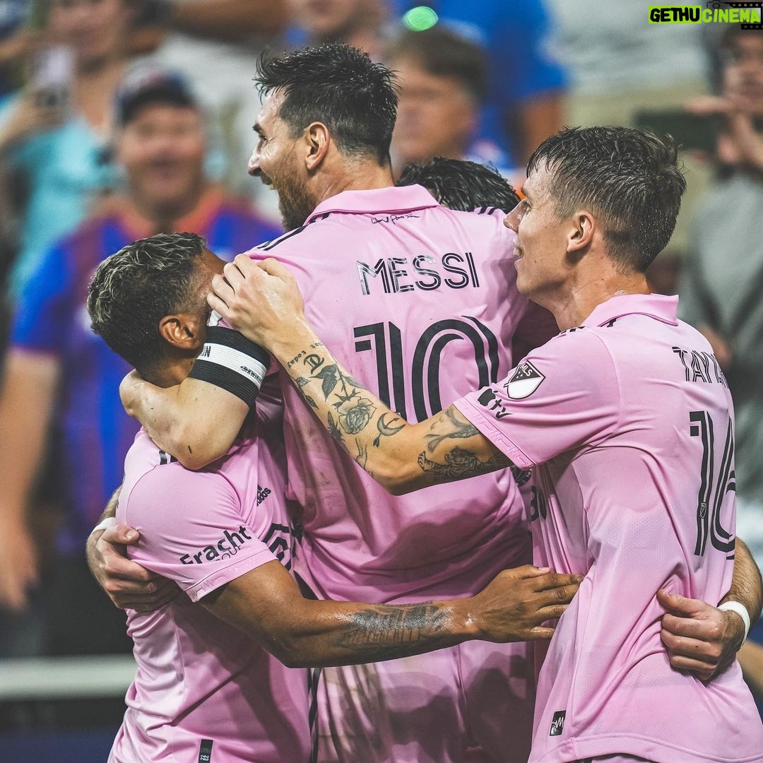 Lionel Messi Instagram - Estoy orgulloso de todo lo que el equipo logró esta temporada. Con el trabajo y el esfuerzo de todos, fuimos capaces de ganar la @leaguescup consiguiendo el primer título en la historia del @intermiamicf, llegamos a la final de la Lamar Hunt U.S. @opencup y estuvimos incluso peleando por meternos en los Playoffs de la @mls prácticamente hasta el último momento. Nos quedamos con todo lo bueno y sobre todo con las ganas de mejorar para ser aún más competitivos el próximo año. Me gustaría agradecer a toda la gente del club y de la ciudad de Miami por el apoyo que nos dan siempre. Estoy seguro que seguiremos viviendo juntos momentos increíbles como ya ocurrió en estos últimos meses. Un abrazo para todos! Miami, Florida