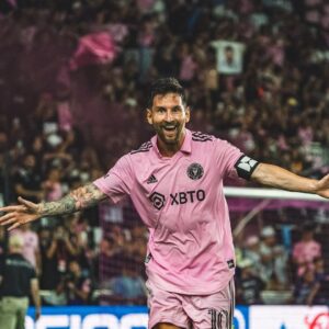 Lionel Messi Instagram - Estoy orgulloso de todo lo que el equipo logró esta temporada. Con el trabajo y el esfuerzo de todos, fuimos capaces de ganar la @leaguescup consiguiendo el primer título en la historia del @intermiamicf, llegamos a la final de la Lamar Hunt U.S. @opencup y estuvimos incluso peleando por meternos en los Playoffs de la @mls prácticamente hasta el último momento. Nos quedamos con todo lo bueno y sobre todo con las ganas de mejorar para ser aún más competitivos el próximo año. Me gustaría agradecer a toda la gente del club y de la ciudad de Miami por el apoyo que nos dan siempre. Estoy seguro que seguiremos viviendo juntos momentos increíbles como ya ocurrió en estos últimos meses. Un abrazo para todos! Miami, Florida