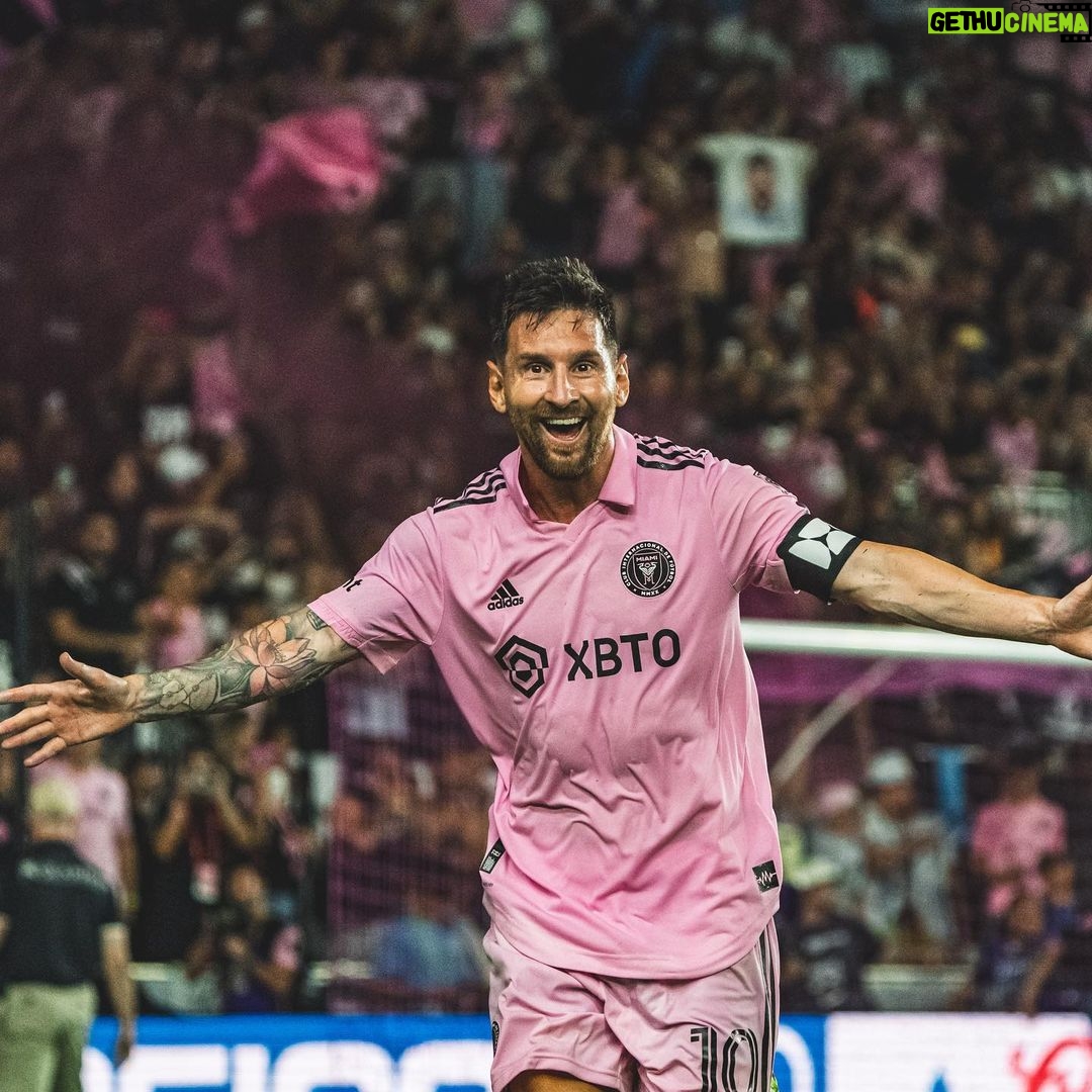 Lionel Messi Instagram - Estoy orgulloso de todo lo que el equipo logró esta temporada. Con el trabajo y el esfuerzo de todos, fuimos capaces de ganar la @leaguescup consiguiendo el primer título en la historia del @intermiamicf, llegamos a la final de la Lamar Hunt U.S. @opencup y estuvimos incluso peleando por meternos en los Playoffs de la @mls prácticamente hasta el último momento. Nos quedamos con todo lo bueno y sobre todo con las ganas de mejorar para ser aún más competitivos el próximo año. Me gustaría agradecer a toda la gente del club y de la ciudad de Miami por el apoyo que nos dan siempre. Estoy seguro que seguiremos viviendo juntos momentos increíbles como ya ocurrió en estos últimos meses. Un abrazo para todos! Miami, Florida