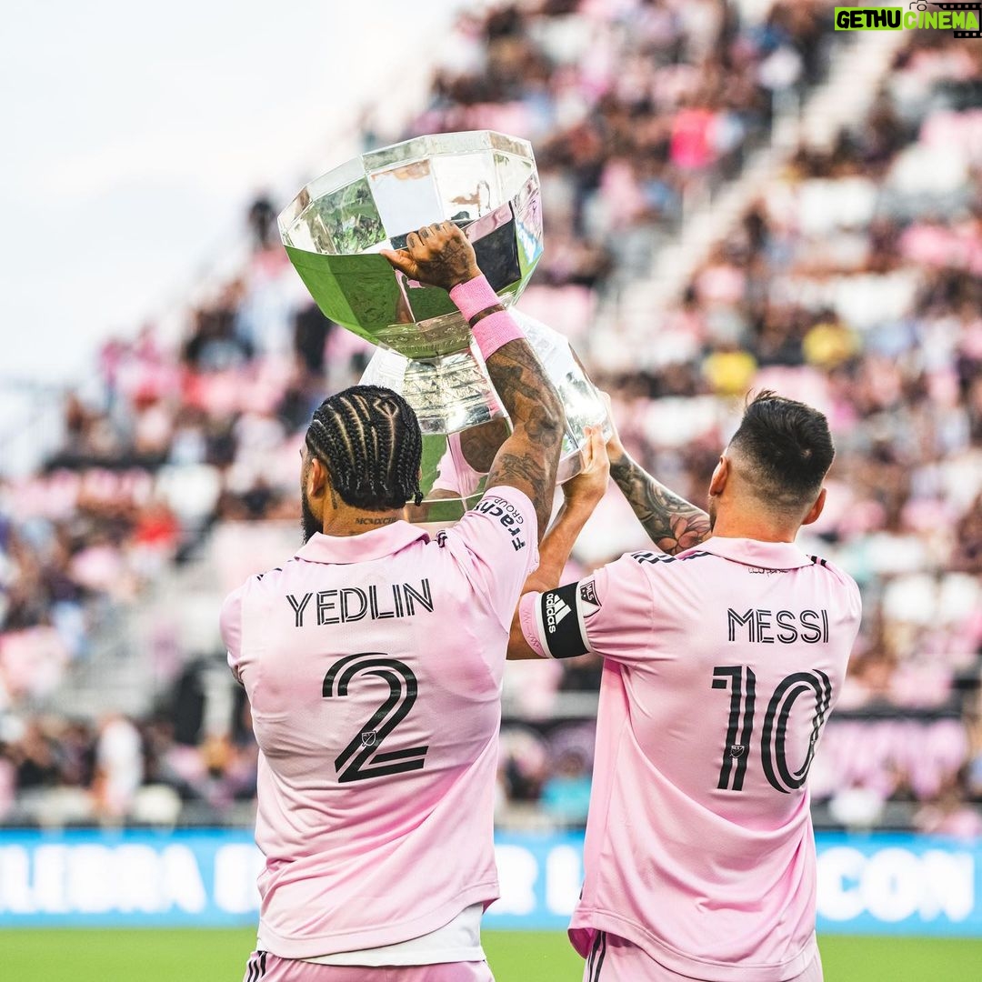 Lionel Messi Instagram - Estoy orgulloso de todo lo que el equipo logró esta temporada. Con el trabajo y el esfuerzo de todos, fuimos capaces de ganar la @leaguescup consiguiendo el primer título en la historia del @intermiamicf, llegamos a la final de la Lamar Hunt U.S. @opencup y estuvimos incluso peleando por meternos en los Playoffs de la @mls prácticamente hasta el último momento. Nos quedamos con todo lo bueno y sobre todo con las ganas de mejorar para ser aún más competitivos el próximo año. Me gustaría agradecer a toda la gente del club y de la ciudad de Miami por el apoyo que nos dan siempre. Estoy seguro que seguiremos viviendo juntos momentos increíbles como ya ocurrió en estos últimos meses. Un abrazo para todos! Miami, Florida