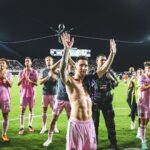Lionel Messi Instagram - Estoy orgulloso de todo lo que el equipo logró esta temporada. Con el trabajo y el esfuerzo de todos, fuimos capaces de ganar la @leaguescup consiguiendo el primer título en la historia del @intermiamicf, llegamos a la final de la Lamar Hunt U.S. @opencup y estuvimos incluso peleando por meternos en los Playoffs de la @mls prácticamente hasta el último momento. Nos quedamos con todo lo bueno y sobre todo con las ganas de mejorar para ser aún más competitivos el próximo año. Me gustaría agradecer a toda la gente del club y de la ciudad de Miami por el apoyo que nos dan siempre. Estoy seguro que seguiremos viviendo juntos momentos increíbles como ya ocurrió en estos últimos meses. Un abrazo para todos! Miami, Florida
