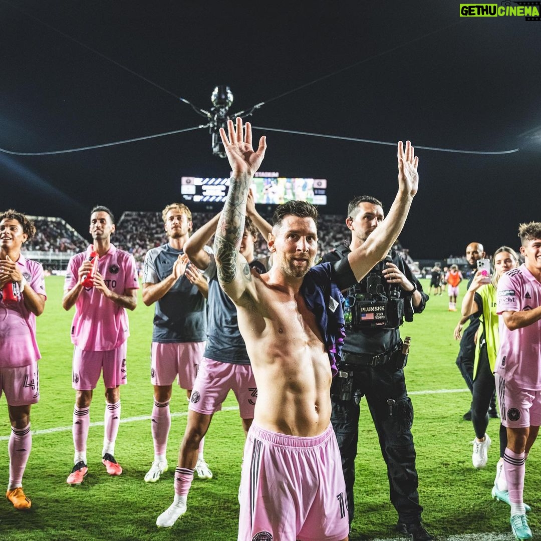 Lionel Messi Instagram - Estoy orgulloso de todo lo que el equipo logró esta temporada. Con el trabajo y el esfuerzo de todos, fuimos capaces de ganar la @leaguescup consiguiendo el primer título en la historia del @intermiamicf, llegamos a la final de la Lamar Hunt U.S. @opencup y estuvimos incluso peleando por meternos en los Playoffs de la @mls prácticamente hasta el último momento. Nos quedamos con todo lo bueno y sobre todo con las ganas de mejorar para ser aún más competitivos el próximo año. Me gustaría agradecer a toda la gente del club y de la ciudad de Miami por el apoyo que nos dan siempre. Estoy seguro que seguiremos viviendo juntos momentos increíbles como ya ocurrió en estos últimos meses. Un abrazo para todos! Miami, Florida