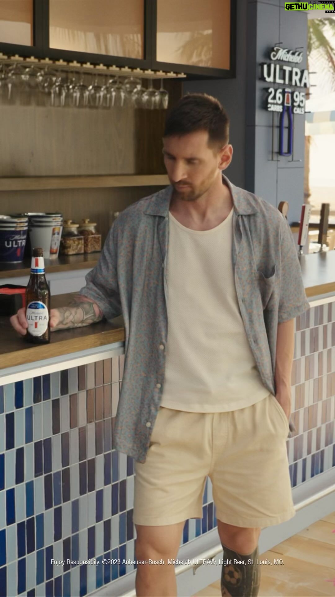 Lionel Messi Instagram - ¡Hola a todos! Estoy feliz de anunciar mi nueva asociación con Michelob ULTRA, la Cerveza ligera superior. Tenemos grandes planes por delante. ¡Estén atentos a lo que se viene! #teamULTRA Hey everyone! I’m excited to announce my new partnership with Michelob ULTRA, the Superior Light Beer. We have big plans ahead, so stay tuned! #teamULTRA