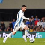 Lionel Messi Instagram - Un pasito más en otra linda noche en nuestro país con toda la gente alentando!!! Vamosss!!! 🙌🇦🇷