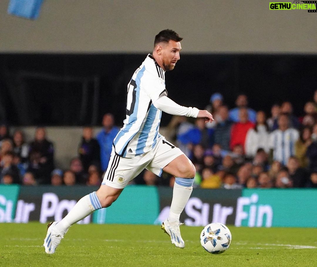 Lionel Messi Instagram - Un pasito más en otra linda noche en nuestro país con toda la gente alentando!!! Vamosss!!! 🙌🇦🇷