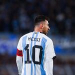 Lionel Messi Instagram - Un pasito más en otra linda noche en nuestro país con toda la gente alentando!!! Vamosss!!! 🙌🇦🇷