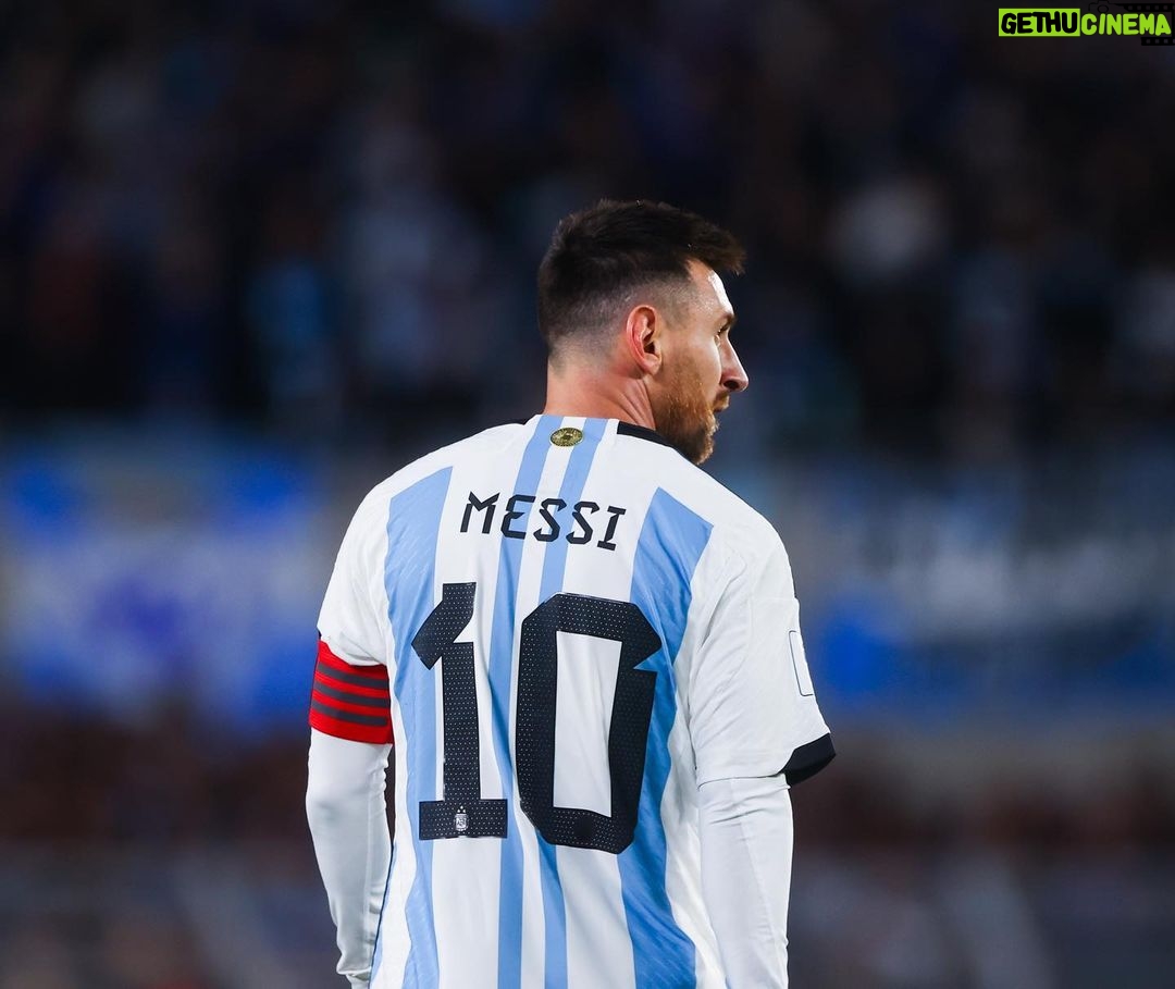 Lionel Messi Instagram - Un pasito más en otra linda noche en nuestro país con toda la gente alentando!!! Vamosss!!! 🙌🇦🇷