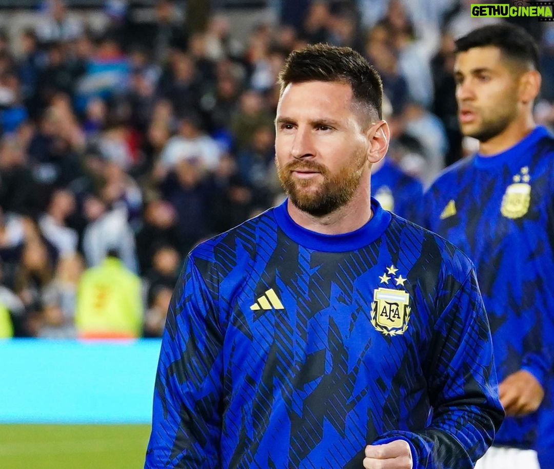 Lionel Messi Instagram - Un pasito más en otra linda noche en nuestro país con toda la gente alentando!!! Vamosss!!! 🙌🇦🇷