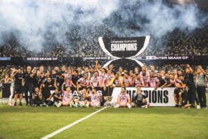 Lionel Messi Instagram - CAMPEONESSS!!! 🏆 Muy felices de conseguir el primer título de la historia de este club. El trabajo y compromiso de todos lo hizo posible. Ojalá esto solo sea el principio... Vamos @intermiamicf!!!! 💪💗🖤