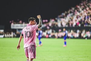 Lionel Messi Instagram - VAMOSSSS!!! Era muy importante empezar esta @leaguescup con una victoria para nosotros y también para toda nuestra gente. Seguimos… 👍😉