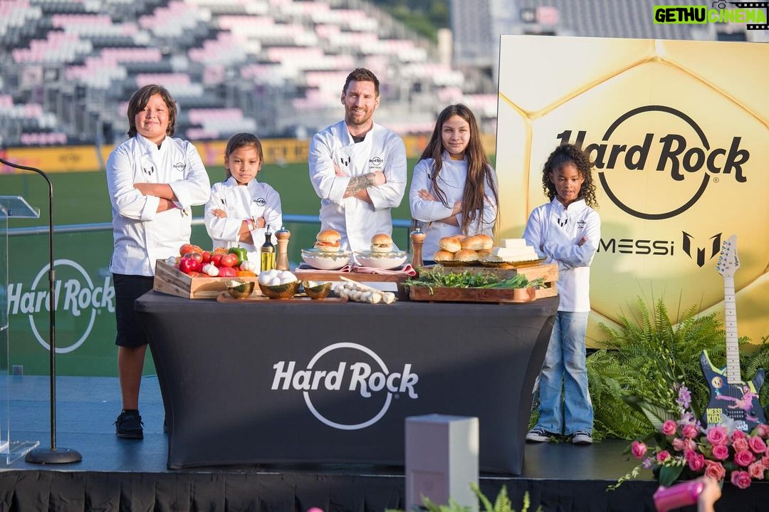 Lionel Messi Instagram - Qué orgullo poder presentar este proyecto MÁGICO para todos los niños del mundo!!! Una vez más, con la mano de Hard Rock, les presento mi nuevo Menú para niños!!!! Disponible en cualquier @hardrockcafe del mundo. La magia comienza hoy, ¡así que no te pierdas esta experiencia única llena de sorpresas #MessiKids y #TasteGreatness @OfficialHardRock @HardRockHotels What great pride it is to be able to present this MAGICAL project for all the children from around the world!!! Once again, in collaboration with Hard Rock, I present my new Kids Menu!!! Available at any @hardrockcafe in the world. The magic starts today, so don’t miss out on this unique experience filled with surprises #MessiKids and #TasteGreatness @OfficialHardRock @HardRockHotels
