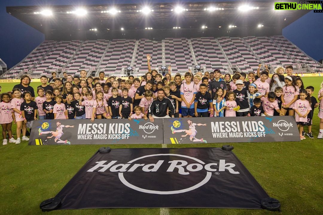Lionel Messi Instagram - Qué orgullo poder presentar este proyecto MÁGICO para todos los niños del mundo!!! Una vez más, con la mano de Hard Rock, les presento mi nuevo Menú para niños!!!! Disponible en cualquier @hardrockcafe del mundo. La magia comienza hoy, ¡así que no te pierdas esta experiencia única llena de sorpresas #MessiKids y #TasteGreatness @OfficialHardRock @HardRockHotels What great pride it is to be able to present this MAGICAL project for all the children from around the world!!! Once again, in collaboration with Hard Rock, I present my new Kids Menu!!! Available at any @hardrockcafe in the world. The magic starts today, so don’t miss out on this unique experience filled with surprises #MessiKids and #TasteGreatness @OfficialHardRock @HardRockHotels
