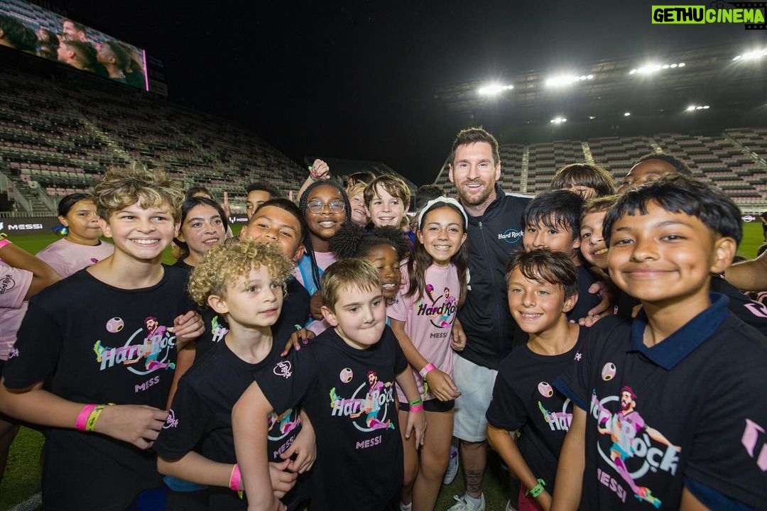 Lionel Messi Instagram - Qué orgullo poder presentar este proyecto MÁGICO para todos los niños del mundo!!! Una vez más, con la mano de Hard Rock, les presento mi nuevo Menú para niños!!!! Disponible en cualquier @hardrockcafe del mundo. La magia comienza hoy, ¡así que no te pierdas esta experiencia única llena de sorpresas #MessiKids y #TasteGreatness @OfficialHardRock @HardRockHotels What great pride it is to be able to present this MAGICAL project for all the children from around the world!!! Once again, in collaboration with Hard Rock, I present my new Kids Menu!!! Available at any @hardrockcafe in the world. The magic starts today, so don’t miss out on this unique experience filled with surprises #MessiKids and #TasteGreatness @OfficialHardRock @HardRockHotels