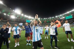 Lionel Messi Instagram - Este equipo sigue haciendo historia… 🇦🇷 
Gran victoria en el Maracaná aunque quedará marcada por la represión a los argentinos una vez más en Brasil. Esto no se puede tolerar es una locura y se tiene que terminar ya!!