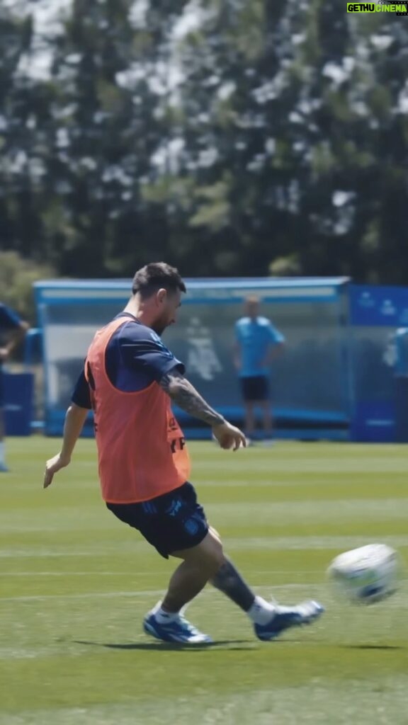 Lionel Messi Instagram - 🇦🇷 Último entrenamiento antes de viajar a Brasil