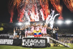 Lionel Messi Instagram - CAMPEONESSS!!! 🏆 Muy felices de conseguir el primer título de la historia de este club. El trabajo y compromiso de todos lo hizo posible. Ojalá esto solo sea el principio... Vamos @intermiamicf!!!! 💪💗🖤