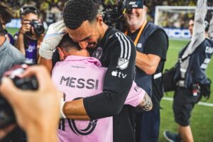Lionel Messi Instagram - CAMPEONESSS!!! 🏆 Muy felices de conseguir el primer título de la historia de este club. El trabajo y compromiso de todos lo hizo posible. Ojalá esto solo sea el principio... Vamos @intermiamicf!!!! 💪💗🖤