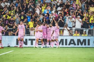 Lionel Messi Instagram - CAMPEONESSS!!! 🏆 Muy felices de conseguir el primer título de la historia de este club. El trabajo y compromiso de todos lo hizo posible. Ojalá esto solo sea el principio... Vamos @intermiamicf!!!! 💪💗🖤