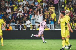 Lionel Messi Instagram - CAMPEONESSS!!! 🏆 Muy felices de conseguir el primer título de la historia de este club. El trabajo y compromiso de todos lo hizo posible. Ojalá esto solo sea el principio... Vamos @intermiamicf!!!! 💪💗🖤
