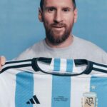 Lionel Messi Instagram – Six World Cup shirts. One auction. Today, my friends at @acmomento are announcing an auction at @sothebys for six shirts I wore during the World Cup in Qatar, including my shirt from the Final. Place your bids online at Sotheby’s from 30 November – 14 December. A portion of the proceeds from the auction will be donated to UNICAS Project, led by Sant Joan de Déu (SJD) Barcelona Children’s Hospital to meet the needs of children suffering from rare diseases.
Hoy, mis amigos de @acmomento anunciarán en @sothebys la subasta de las seis camisetas que usé durante el Mundial en Qatar, incluida mi camiseta de la final. Pueden ofertar en la web de Sotheby’s del 30 de noviembre al 14 de diciembre. Una parte de la recaudación de la subasta se donará al Proyecto UNICAS, liderado por el Hospital Infantil Sant Joan de Déu (SJD) de Barcelona para cubrir las necesidades de niños que padecen enfermedades raras.