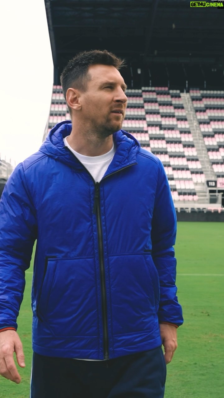 Lionel Messi Instagram - Black Friday is starting EARLY at The Messi Store! Whether you’re a fan or a fashionista, get your holiday shopping done early! ¡SE ADELANTÓ el Black Friday acá en The Messi Store! Para todos los hinchas del fútbol y de la moda, hacé tus compras de navidad con tiempo!