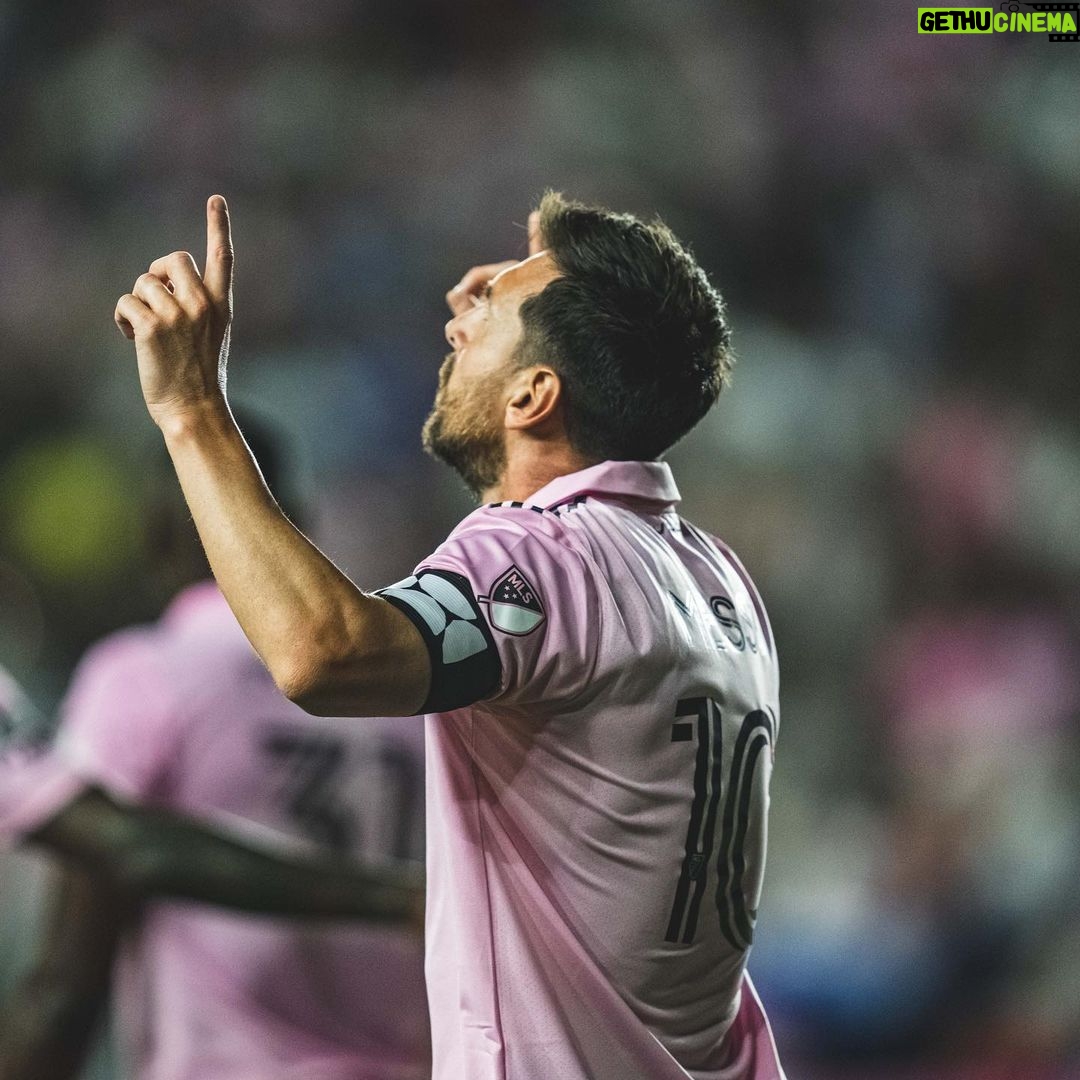 Lionel Messi Instagram - Gran partido de todos, muy felices por la victoria!!! Buenas noches, Miami!!! 😉👍 DRV PNK Stadium