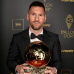 Lionel Messi Instagram - Solo tengo palabras de agradecimiento para toda la gente de todo el mundo que tanto me apoyó durante mi carrera y a quienes quiero dedicar de manera especial este premio, junto con mi familia que siempre estuvo a mi lado. Este es un Balón de Oro que también quiero compartir con mis compañeros de @afaseleccion, cuerpo técnico, los empleados… Porque sin el Mundial que logramos juntos hubiera sido imposible ganarlo. Felicitaciones a todos los premiados y muchas gracias! Théâtre Châtelet