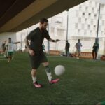 Lionel Messi Instagram - When your hydration levels drop, it feels like your opponent’s level goes up. Time to refuel with @gatorademexico. #Gatorade #FuelsYouForward Cuando tus niveles de hidratación bajan, parece que tu rival se agranda! Es hora de recargar con @gatorademexico. #Gatorade #FuelsYouForward