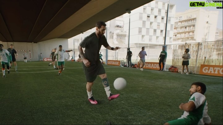 Lionel Messi Instagram - When your hydration levels drop, it feels like your opponent’s level goes up. Time to refuel with @gatorademexico. #Gatorade #FuelsYouForward Cuando tus niveles de hidratación bajan, parece que tu rival se agranda! Es hora de recargar con @gatorademexico. #Gatorade #FuelsYouForward