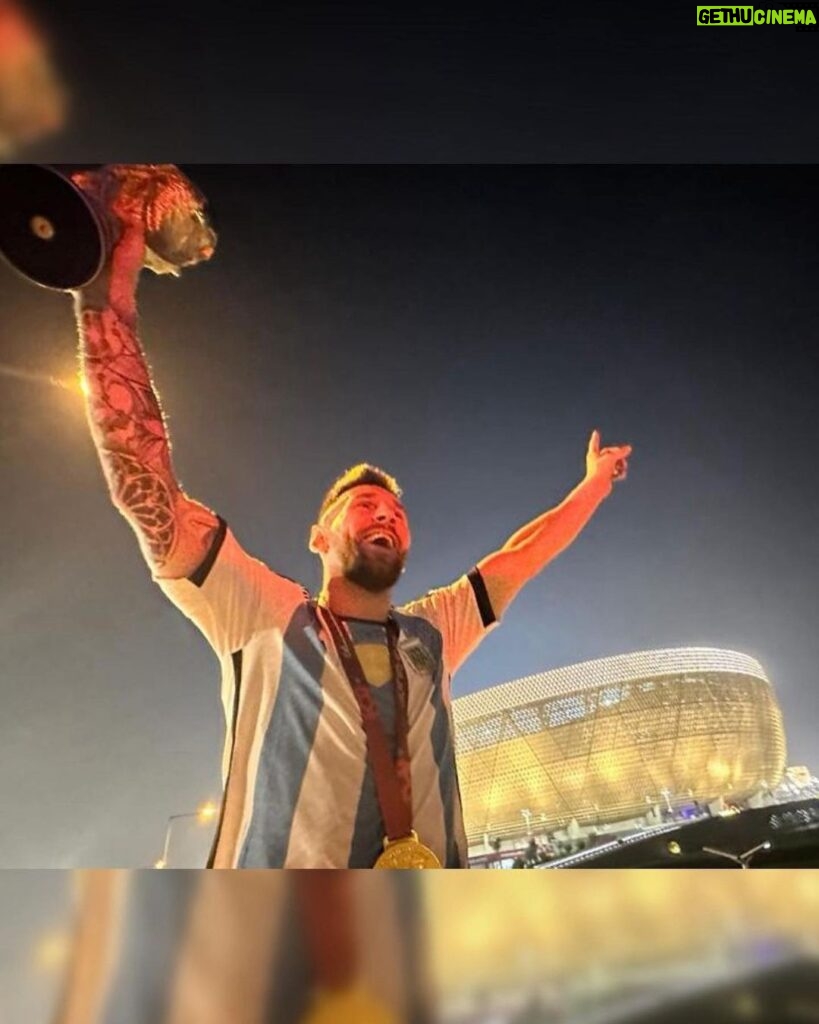 Lionel Messi Instagram - 1 año de la locura más hermosa de mi carrera… Recuerdos inolvidables que quedarán para toda la vida. Feliz aniversario para todos!!! 🇦🇷🏆🙌 Argentina