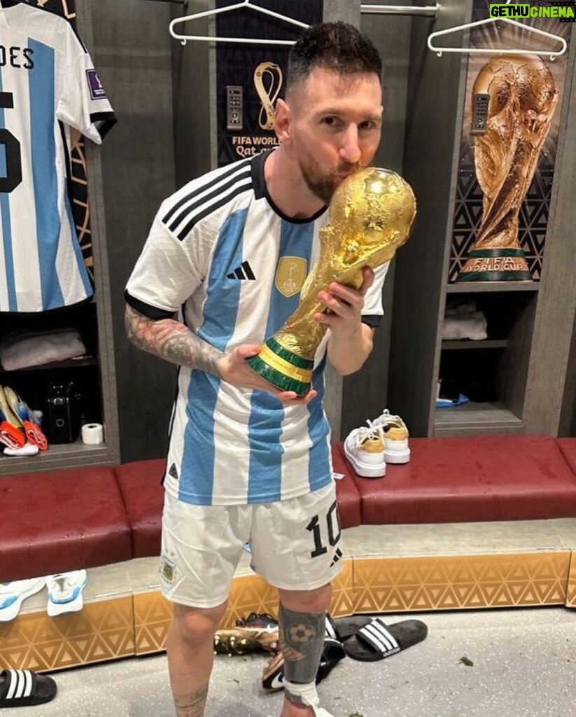 Lionel Messi Instagram - 1 año de la locura más hermosa de mi carrera… Recuerdos inolvidables que quedarán para toda la vida. Feliz aniversario para todos!!! 🇦🇷🏆🙌 Argentina