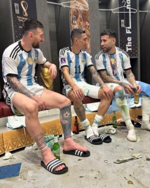 Lionel Messi Instagram - 1 año de la locura más hermosa de mi carrera…

Recuerdos inolvidables que quedarán para toda la vida. 

Feliz aniversario para todos!!! 🇦🇷🏆🙌