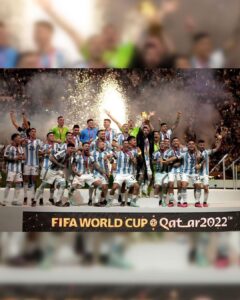 Lionel Messi Instagram - 1 año de la locura más hermosa de mi carrera… Recuerdos inolvidables que quedarán para toda la vida. Feliz aniversario para todos!!! 🇦🇷🏆🙌 Argentina