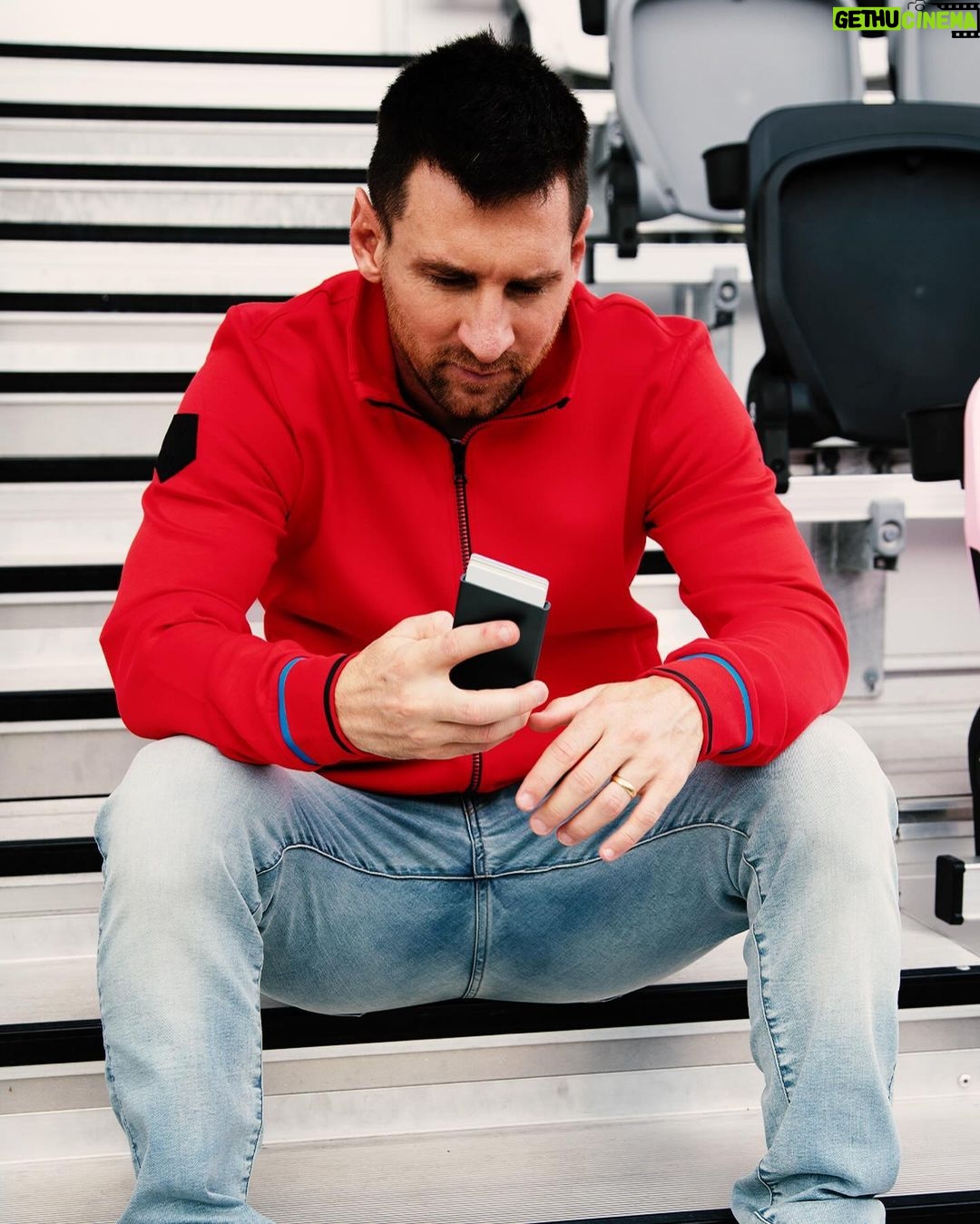 Lionel Messi Instagram - @Themessistore is in the gift giving spirit this holiday season! Get a free wallet with your purchase. What are you waiting for? For more information, visit themessistore.com ¡El espíritu festivo llegó con regalos de The Messi Store! Conseguí una billetera gratis con tu compra ¿Qué estás esperando? Podés encontrar más información en themessistore.com