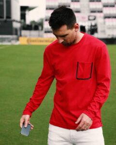 Lionel Messi Instagram - @Themessistore is in the gift giving spirit this holiday season! Get a free wallet with your purchase. What are you waiting for? For more information, visit themessistore.com ¡El espíritu festivo llegó con regalos de The Messi Store! Conseguí una billetera gratis con tu compra ¿Qué estás esperando? Podés encontrar más información en themessistore.com