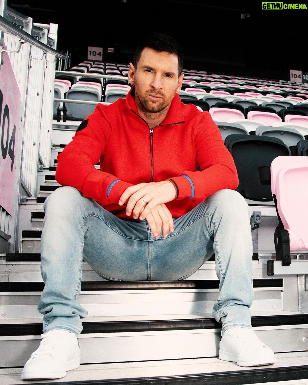 Lionel Messi Instagram - The Messi Store is still going strong! 💪🏼 Head on over to the online shop and get the lowest prices of the year on gifts for you and your whole family. Don't wait! Order now to ensure they make it under your tree in time for Christmas. 🎄 ¡The Messi Store sigue con todo! 💪🏼 Entrá ya en la tienda online y conseguí los precios más bajos del año en regalos para vos y toda tu familia. ¡No esperés más! Hacé tu pedido ahora y asegurate que estén abajo de tu árbol a tiempo para la Navidad. 🎄