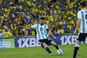 Lionel Messi Instagram - Este equipo sigue haciendo historia… 🇦🇷 
Gran victoria en el Maracaná aunque quedará marcada por la represión a los argentinos una vez más en Brasil. Esto no se puede tolerar es una locura y se tiene que terminar ya!!
