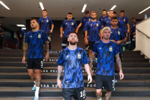 Lionel Messi Instagram - Este equipo sigue haciendo historia… 🇦🇷 
Gran victoria en el Maracaná aunque quedará marcada por la represión a los argentinos una vez más en Brasil. Esto no se puede tolerar es una locura y se tiene que terminar ya!!