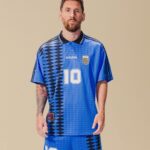 Lionel Messi Instagram – timeless, classic, original 💙🤍
the adidas x @AFASeleccion Originals Football Collection. coming soon ⏳
atemporal, clásico, original 💙🤍
la colección adidas x @AFASeleccion Originals Football. próximamente ⏳